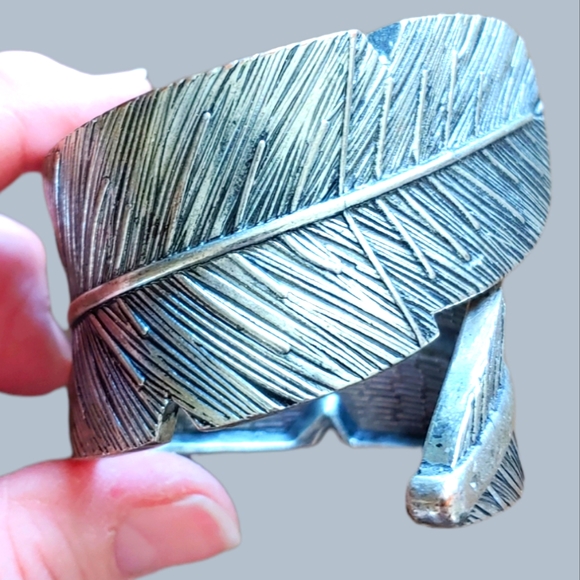 Vintage Metal Cuff Bracelet Spring Mechanism - Picture 9 of 10